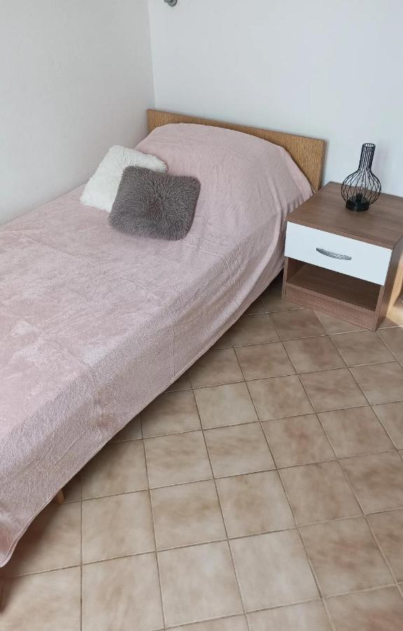 Family Apartments Tomy Punat Bagian luar foto