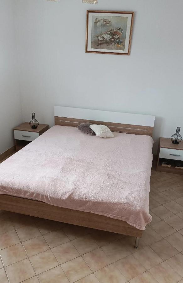Family Apartments Tomy Punat Bagian luar foto