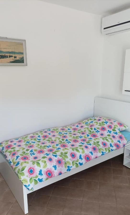 Family Apartments Tomy Punat Bagian luar foto